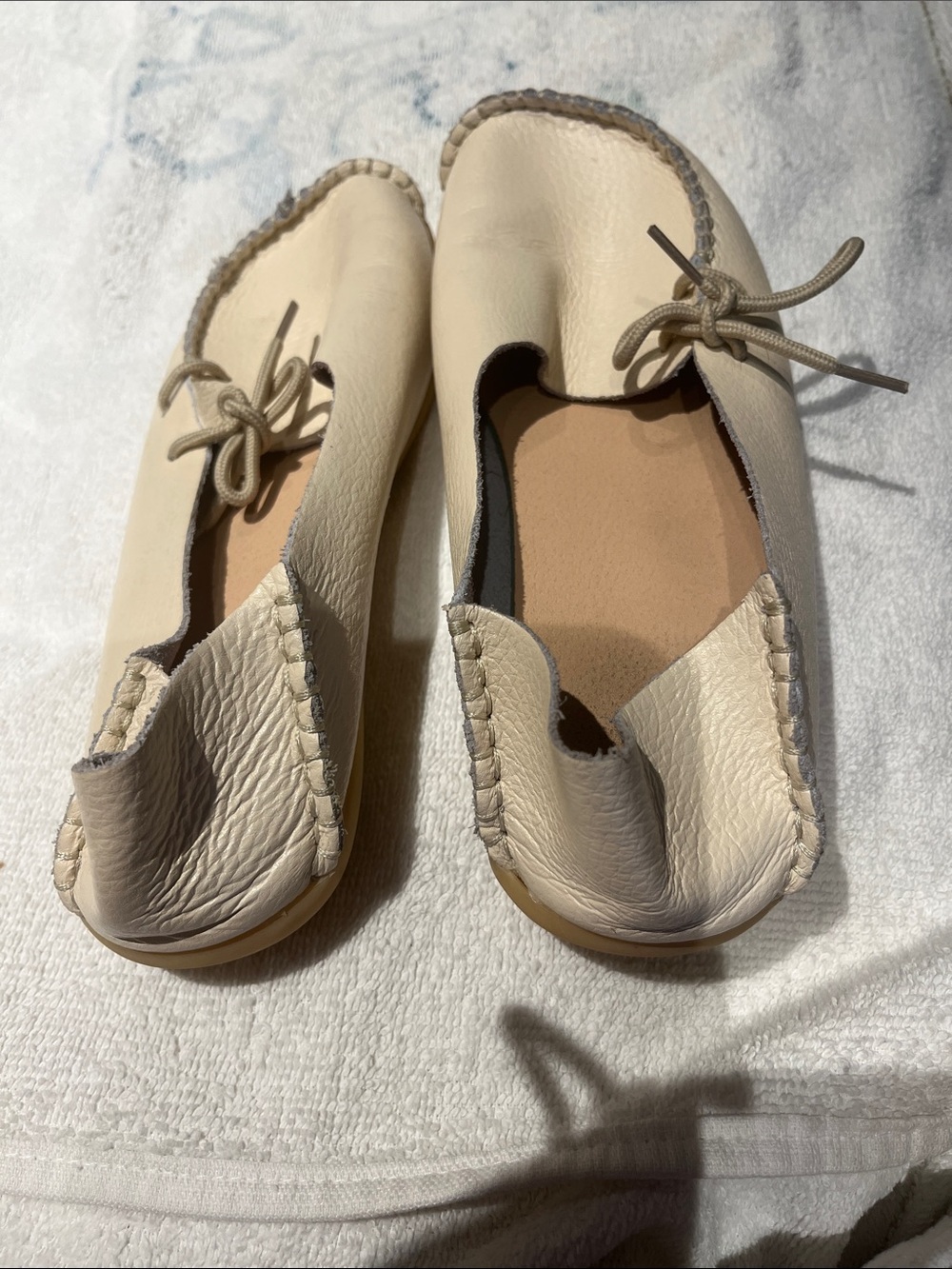 Premium Cream Leather Women’s Moccasin Flats with Bow Tie in size 9 1/2.!